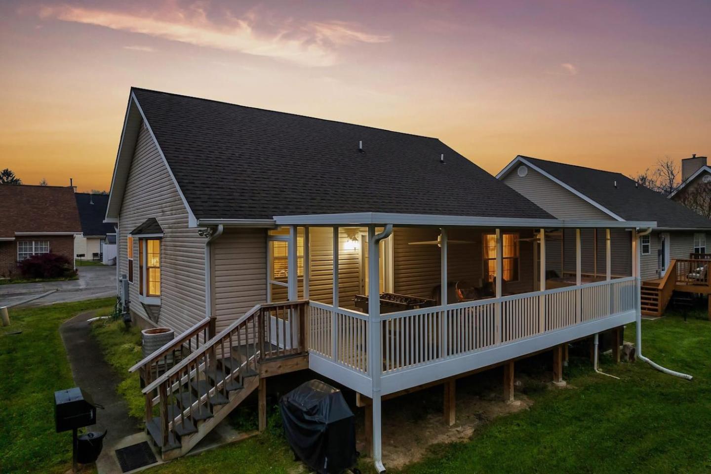 1 Mile To Pkwy, Pets, Hot Tub, Creekside, Porch Villa Pigeon Forge Bagian luar foto