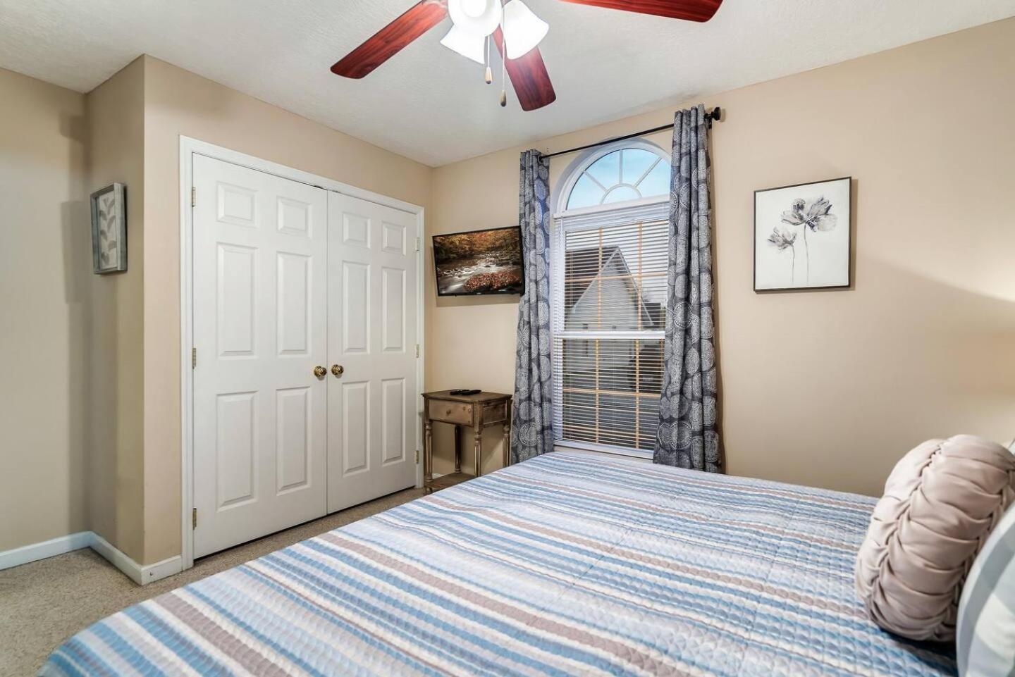 1 Mile To Pkwy, Pets, Hot Tub, Creekside, Porch Villa Pigeon Forge Bagian luar foto