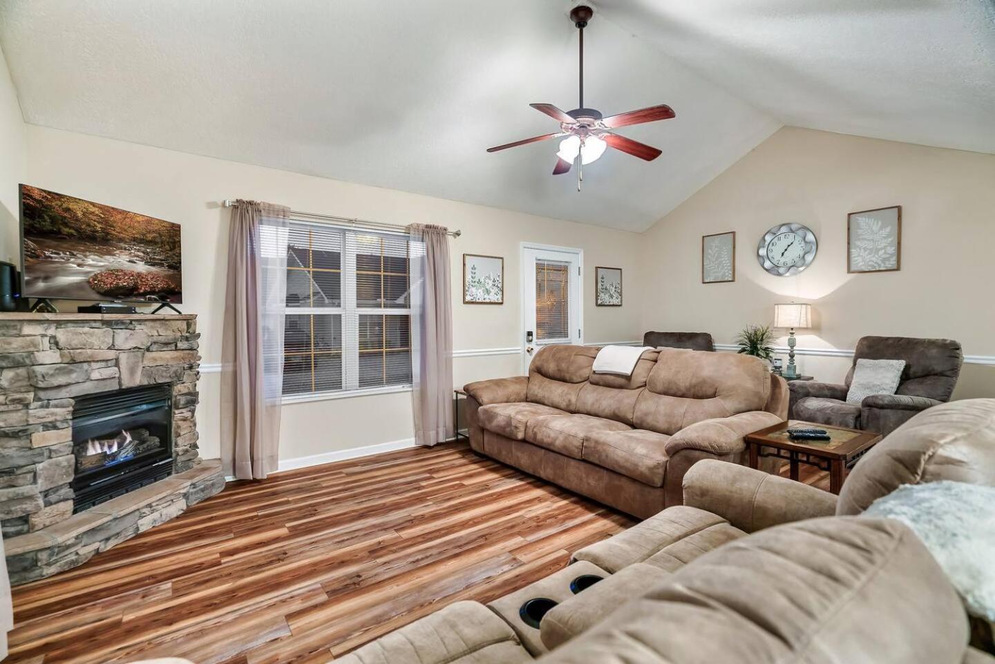 1 Mile To Pkwy, Pets, Hot Tub, Creekside, Porch Villa Pigeon Forge Bagian luar foto