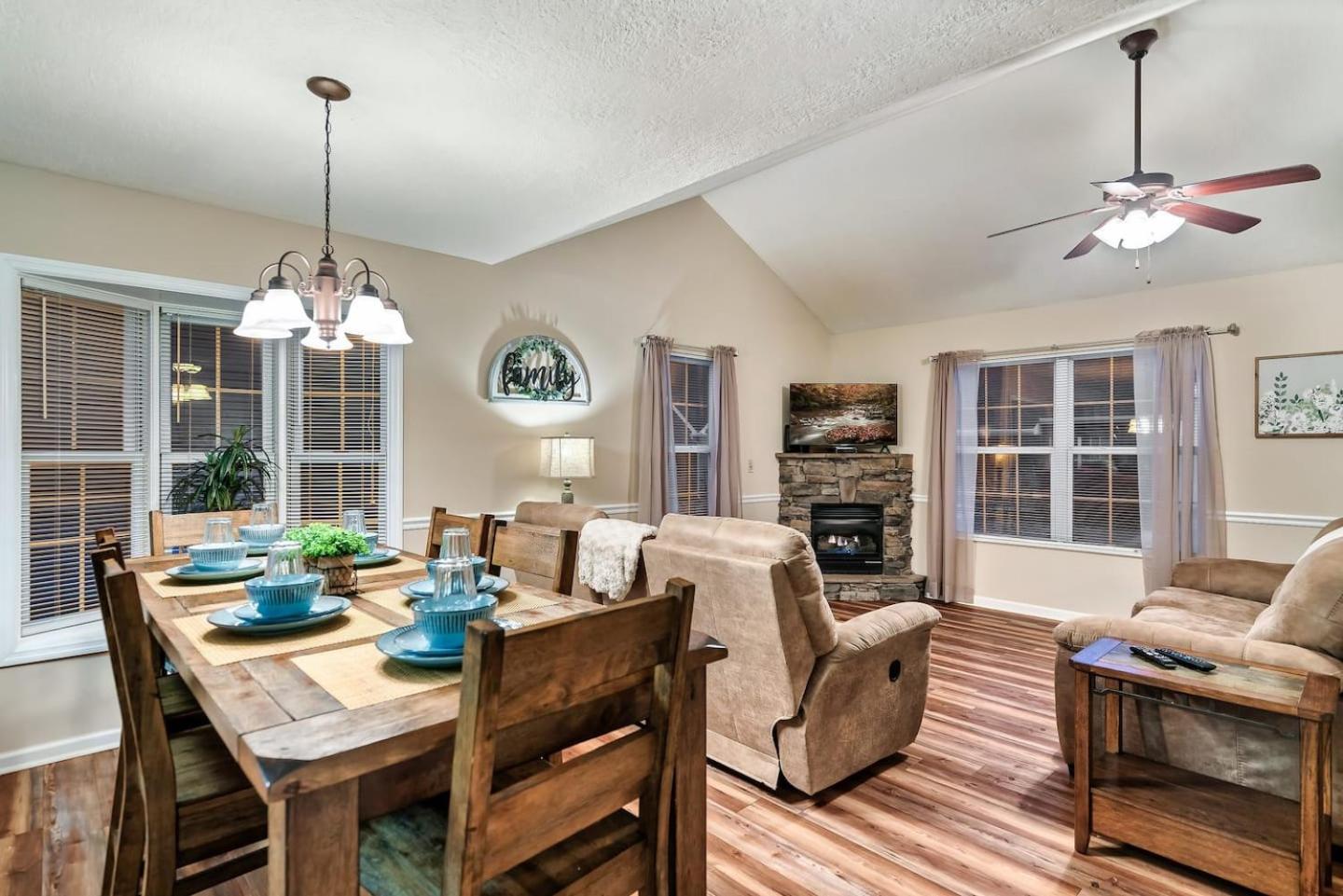 1 Mile To Pkwy, Pets, Hot Tub, Creekside, Porch Villa Pigeon Forge Bagian luar foto